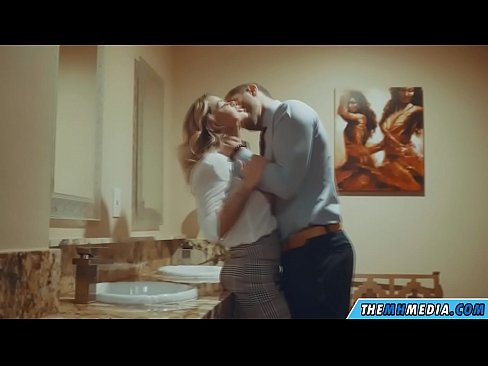 ❤️ As in busty blonde jo ferliedt yn in iepenbier toilet ️❌ Anale fideo op fy.pornodil.ru